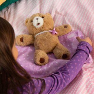 Bubbles je meka i mazna - super drugarica za najsladje snove. Umotaj je u ćebence, ljuljaj i ušuškaj pred spavanje. Golicaj je i ona će zatvoriti okice i početi da se smeje. Mazi je po glavici i vidi kako uživa, Stavi joj cuclu u usta i oslušni kako zadovoljno cokće. Ubrzo će zaspati -25 zvukova i reakcija Uzrast: 4+ godina Materijal: pliš, plastika, karton, elektroinstalacije Dimenzije: 27 x 27 x 10 cm Set sadrži: Cozy Dozy medvedicu Bubbles, cuclu, ćebence, uputstvo * potrebne su 2 AA baterije od 1,5 V i demo verzija se dobija u setu