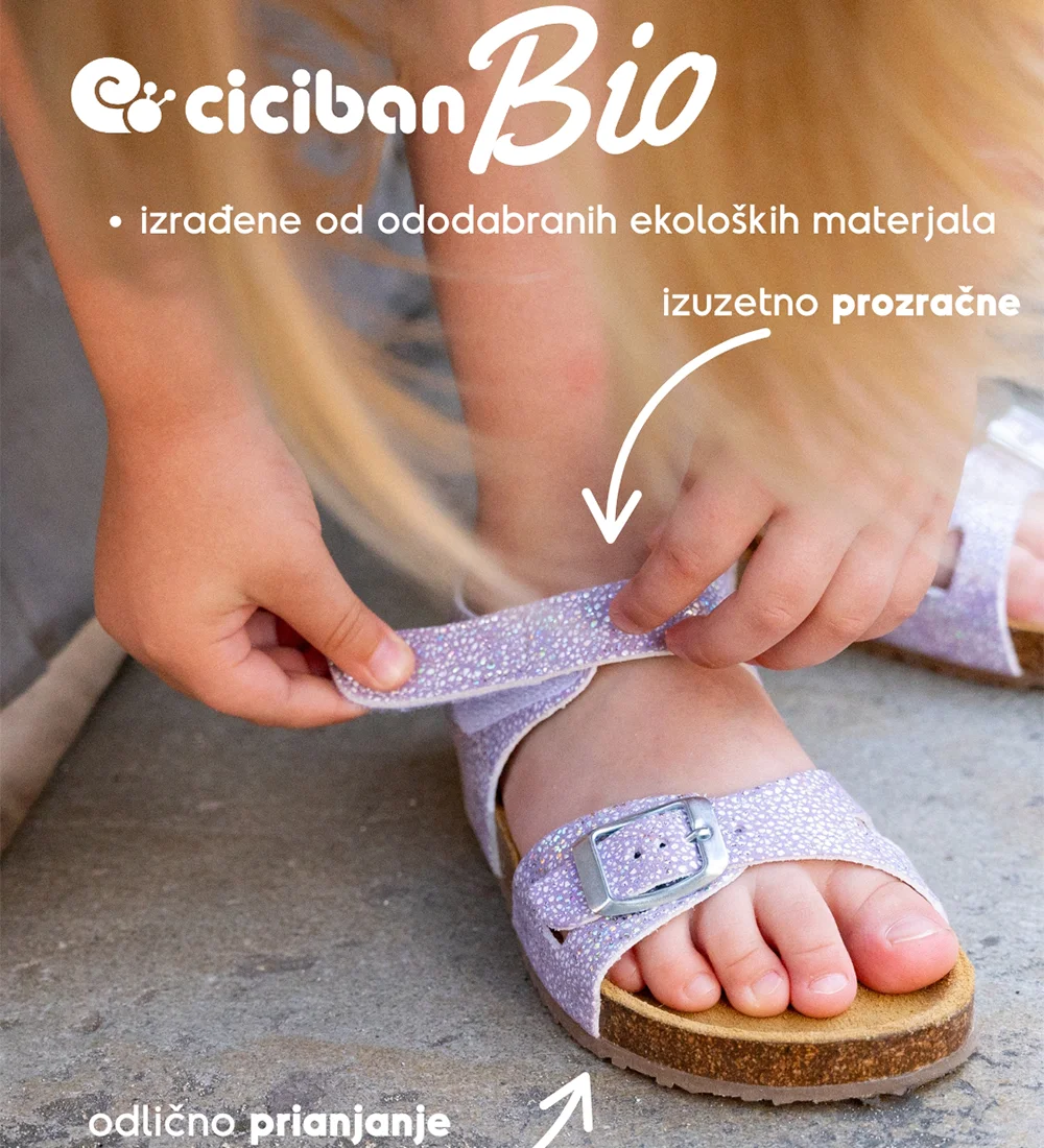 Dete zakopčava ekološku Ciciban Bio sandalu od prirodnih materijala