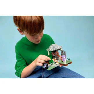 Alternative view of LEGO MINECRAFT THE PALE GARDEN